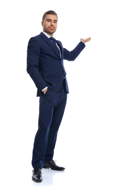 Elegante Uomo Affari Abito Blu Navy Che Tiene Mano Tasca — Foto Stock