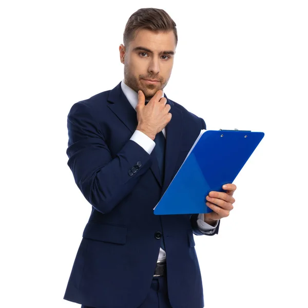 Nachdenklicher Junger Mann Auf Weißem Hintergrund Marineblauen Anzug Die Hand — Stockfoto