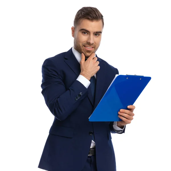 Modelo Joven Feliz Elegante Traje Azul Marino Posando Sobre Fondo — Foto de Stock