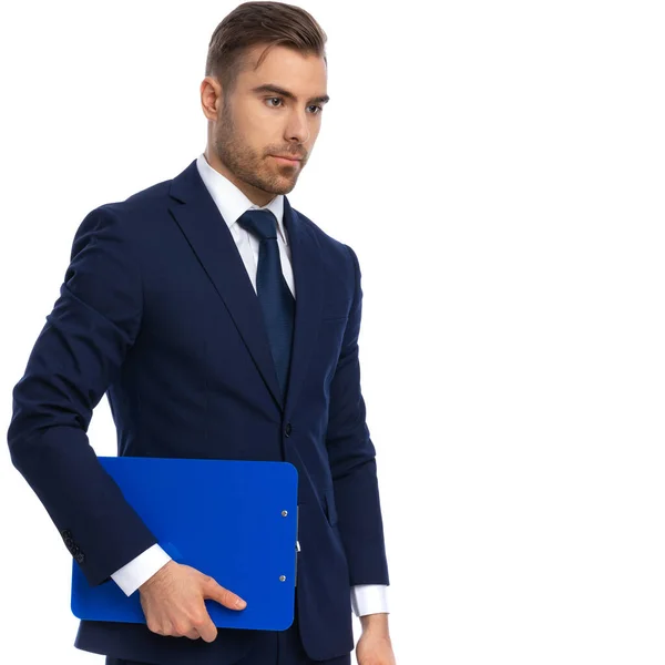 Nachdenklicher Junger Eleganter Mann Marineblauen Anzug Der Zur Seite Schaut — Stockfoto
