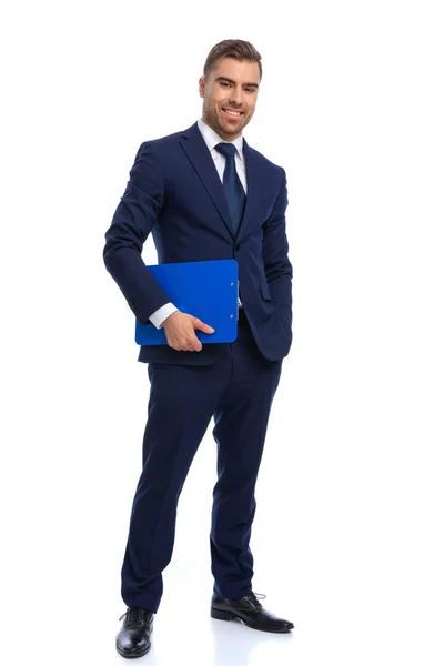 Full Body Foto Van Glimlachende Zakenman Elegante Marine Blauwe Pak — Stockfoto