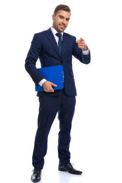 Quadro Corpo Inteiro Homem Elegante Terno Azul Marinho Segurando Prancheta — Fotografia de Stock