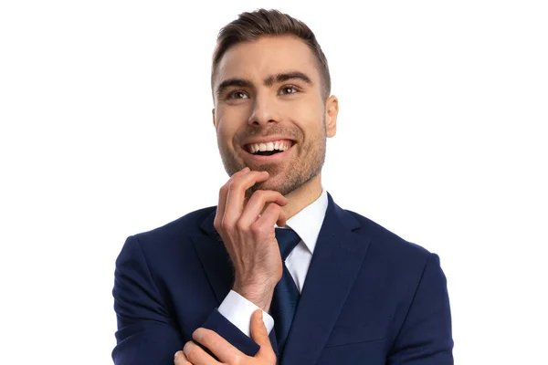 Retrato Hombre Barbudo Fascinado Elegante Traje Azul Marino Cogido Mano —  Fotos de Stock