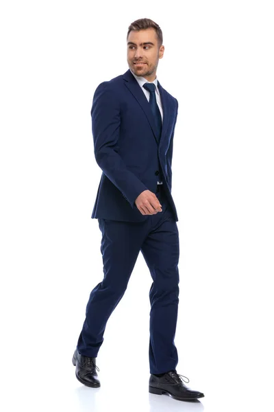 Elegante Giovane Uomo Abito Blu Navy Guardando Lato Sorridente Camminando — Foto Stock