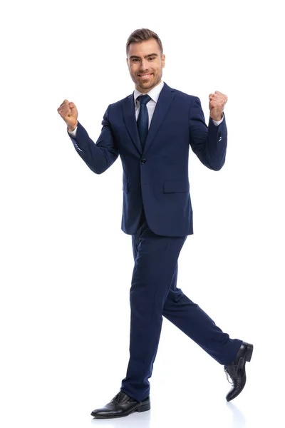 Imagen Cuerpo Completo Del Joven Feliz Traje Azul Marino Sosteniendo — Foto de Stock