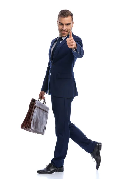 Feliz Hombre Negocios Traje Azul Marino Haciendo Pulgares Hacia Arriba — Foto de Stock