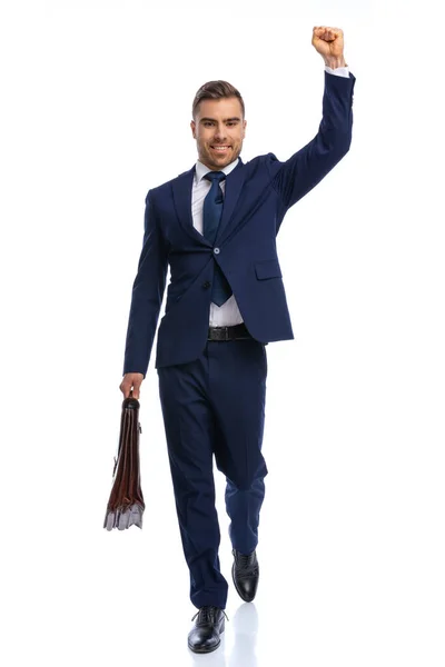 Счастливый Бизнесмен Темно Синем Костюме Держа Кулаки Воздухе Празднуя Победу — стоковое фото