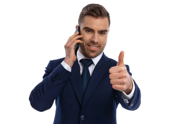 Jovem Feliz Azul Marinho Terno Sorrindo Falando Telefone Fazendo Polegares — Fotografia de Stock