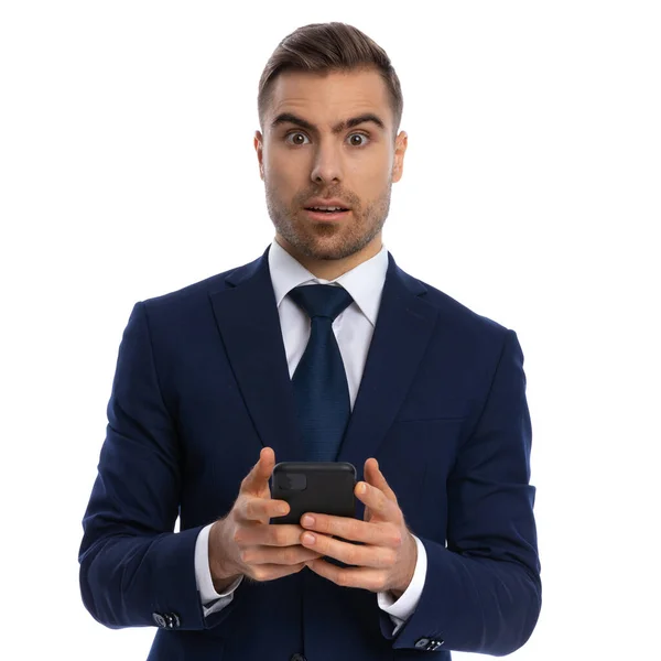 Retrato Jovem Chocado Azul Marinho Terno Segurando Telefone Lendo Mensagens — Fotografia de Stock