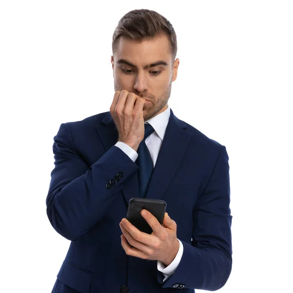 Zarif Lacivert Takım Elbiseli Korkmuş Bir Adamın Portresi Telefon Ekranına — Stok fotoğraf