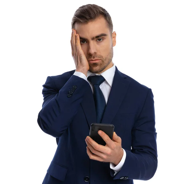Aufgebrachter Junger Geschäftsmann Marineblauen Anzug Der Telefon Und Gesicht Zeigt — Stockfoto