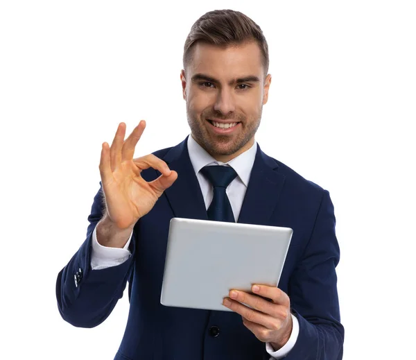 Attraente Ragazzo Non Rasato Blu Navy Vestito Tenere Scheda Sorridente — Foto Stock