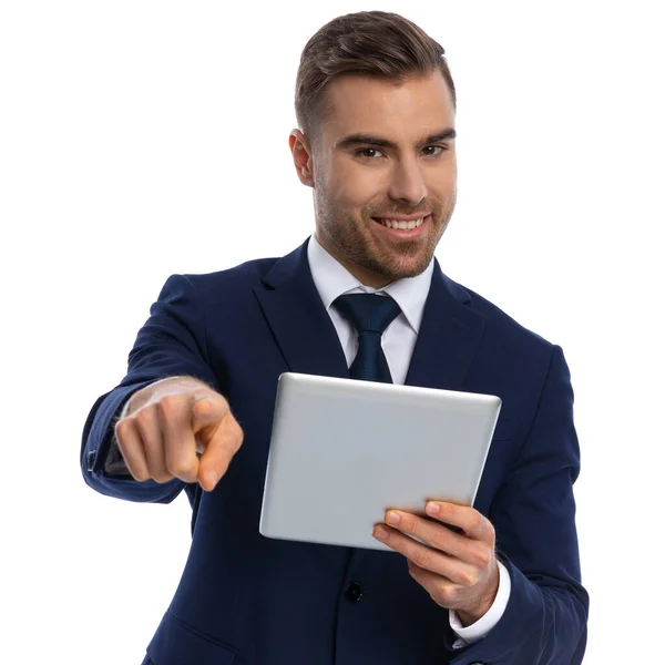 Modelo Moda Elegante Feliz Vistiendo Traje Azul Marino Sobre Fondo — Foto de Stock