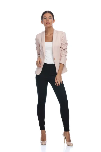 Cool Mujer Moda Chaqueta Rosa Cogidas Mano Una Pose Moda —  Fotos de Stock