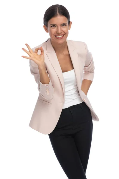 快乐的年轻女商人穿着粉色夹克 手牵着手 做手势 面带微笑 孤零零地站在工作室的白色背景上 — 图库照片