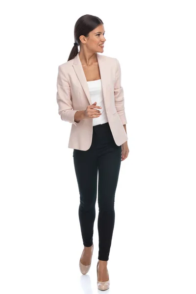 Full Body Picture Smart Casual Morena Empresária Olhando Para Lado — Fotografia de Stock