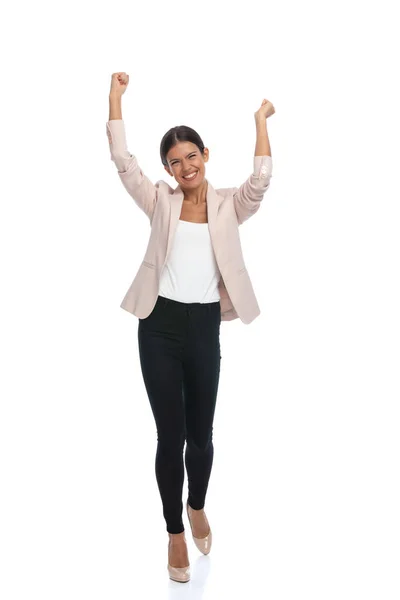 Enthousiaste Jonge Vrouw Roze Jas Houdt Armen Lucht Lachen Juichen — Stockfoto