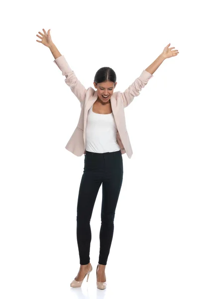 Imagen Cuerpo Completo Mujer Negocios Feliz Chaqueta Rosa Sosteniendo Los — Foto de Stock