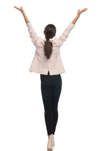 Vista Posterior Joven Mujer Negocios Chaqueta Rosa Sosteniendo Los Brazos — Foto de Stock