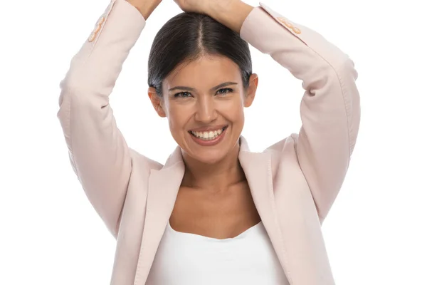 Menina Morena Feliz Jaqueta Rosa Segurando Braços Acima Cabeça Sorrindo — Fotografia de Stock