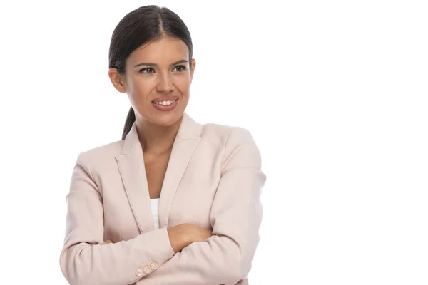 Smart Lässige Geschäftsfrau Rosa Jacke Die Arme Verschränkt Zur Seite — Stockfoto