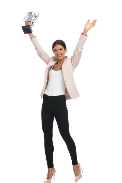 Imagen Cuerpo Completo Joven Sonriente Chaqueta Rosa Con Las Manos — Foto de Stock