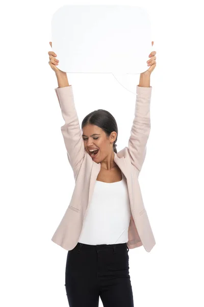 幸せな若いですビジネスマン女性でピンクジャケット保持スピーチバブル上の頭と笑い上の白い背景でスタジオ — ストック写真