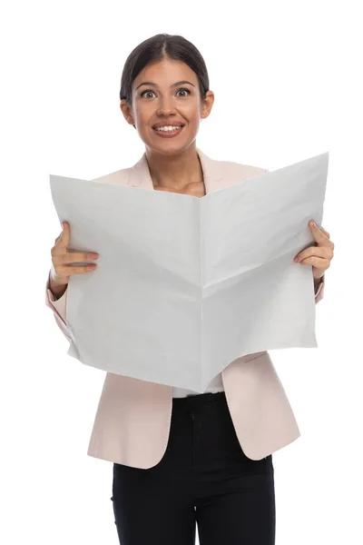 Entuzjastyczna Młoda Bizneswoman Różowej Kurtce Uśmiechnięta Czytająca Gazetę Białym Tle — Zdjęcie stockowe
