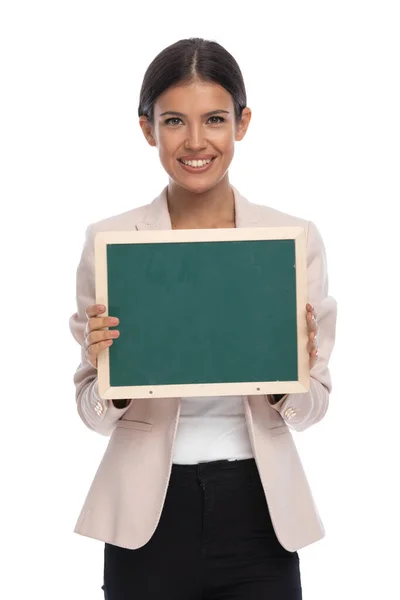 Retrato Joven Mujer Sonriente Chaqueta Rosa Presentando Pizarra Vacía Sonriendo — Foto de Stock