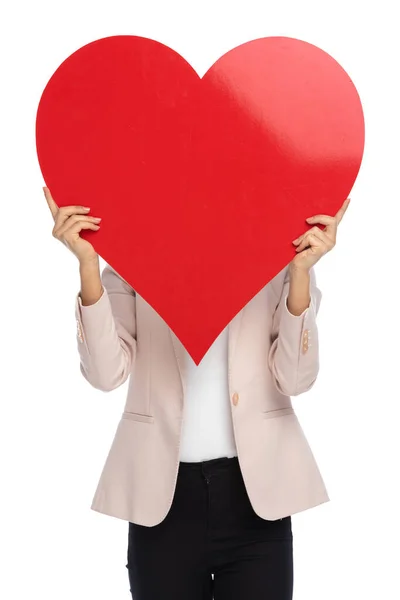 Smart Casual Frau Rosa Jacke Versteckt Sich Hinter Großen Roten — Stockfoto