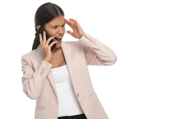 Säker Ung Kvinna Rosa Jacka Talar Telefonen Tittar Sidan Och — Stockfoto