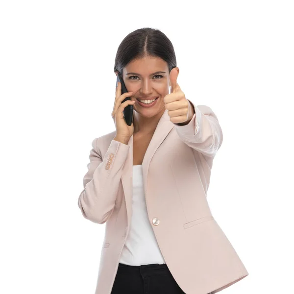 Feliz Joven Mujer Negocios Chaqueta Rosa Hablando Por Teléfono Haciendo — Foto de Stock