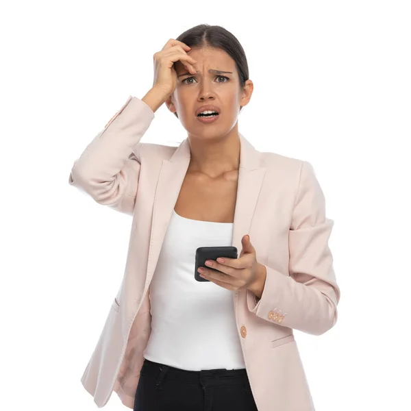 Confusa Mujer Casual Inteligente Chaqueta Rosa Cogida Mano Frente Preguntándose — Foto de Stock