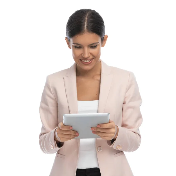 Entusiasta Empresaria Chaqueta Rosa Sosteniendo Pestaña Leyendo Mensajes Sonriendo Posando — Foto de Stock