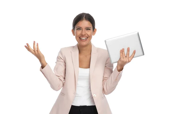 Šťastný Mladý Businesswoman Růžové Bundě Drží Záložku Směje Baví Bílém — Stock fotografie