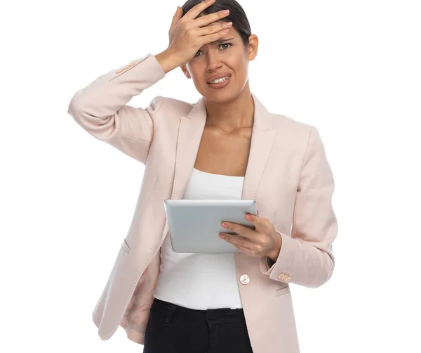 Confused Young Businesswoman Pink Jacket Holding Head Forehead Having Headache — Stock Photo, Image