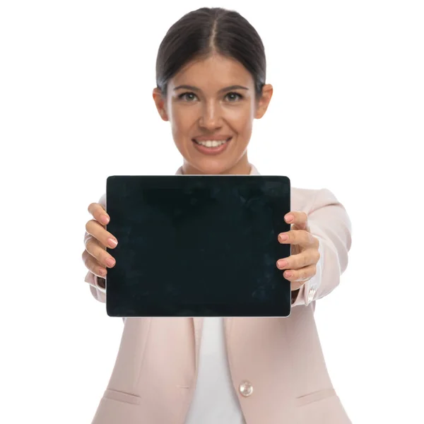 幸せな若いビジネスマン女性でピンクのジャケットショー黒空のタブ画面と笑顔上の白い背景でスタジオ 肖像画 — ストック写真