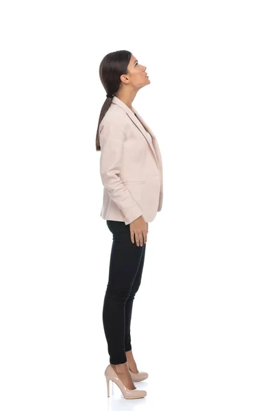Seitenansicht Der Smarten Lässigen Geschäftsfrau Pinkfarbener Jacke Die Nach Oben — Stockfoto