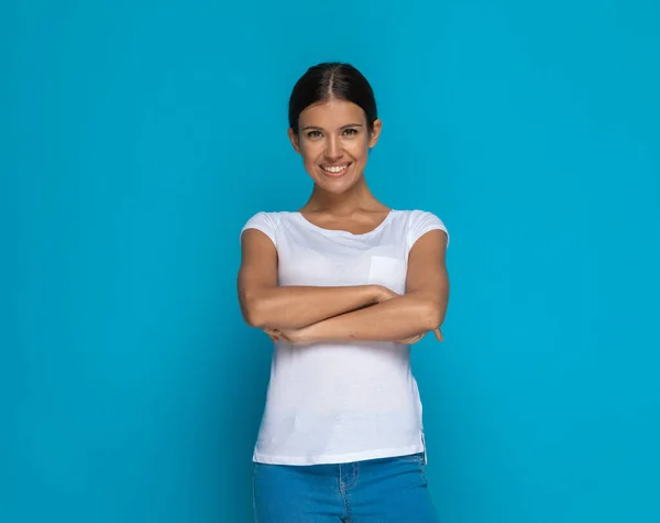 Joven Mujer Casual Cruzando Sus Brazos Pecho Sonriendo Cámara Sobre — Foto de Stock