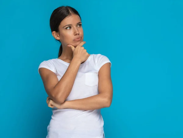 Bella Donna Casuale Ponderando Qualcosa Con Attenzione Toccando Mento Guardando — Foto Stock