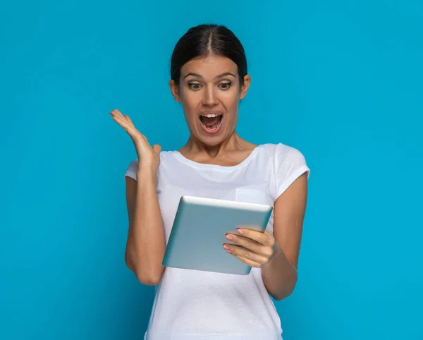Mooie Casual Vrouw Blij Verrast Iets Zijn Tablet Tegen Blauwe — Stockfoto