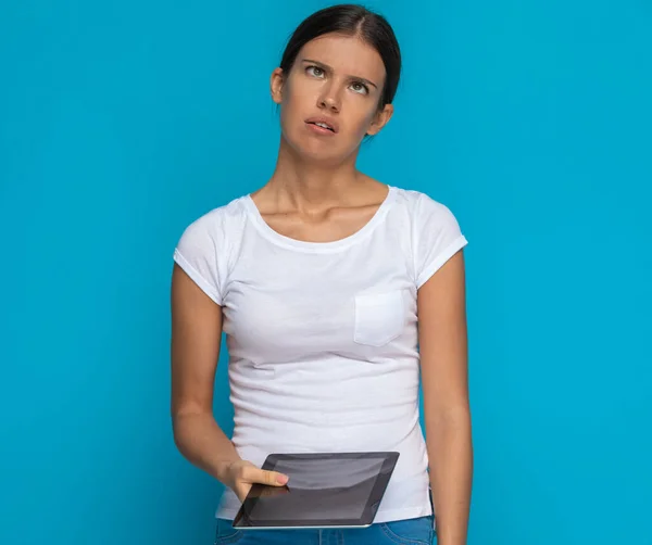 Hermosa Mujer Casual Rodando Los Ojos Sintiéndose Molesto Sosteniendo Tableta — Foto de Stock