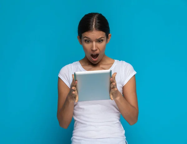 Aantrekkelijke Casual Vrouw Gevoel Geschokt Het Lezen Van Iets Haar — Stockfoto