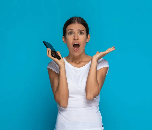 Schöne Lässige Frau Die Schockiert Ist Nachdem Sie Vor Blauem — Stockfoto