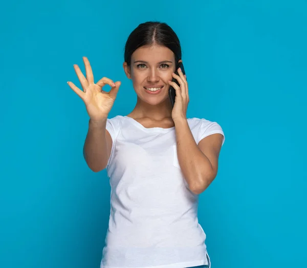 Bela Mulher Casual Fazendo Sinal Falando Telefone Contra Fundo Azul — Fotografia de Stock