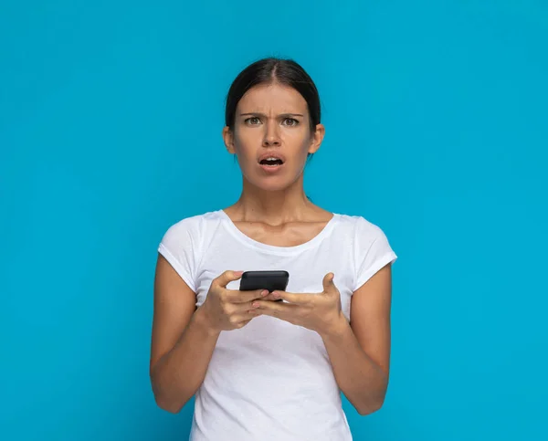 Aantrekkelijke Casual Vrouw Sms Haar Telefoon Het Gevoel Boos Blauwe — Stockfoto