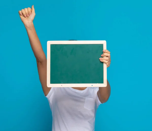 Mujer Casual Escondida Detrás Del Tablero Verde Celebrando Éxitos Contra — Foto de Stock