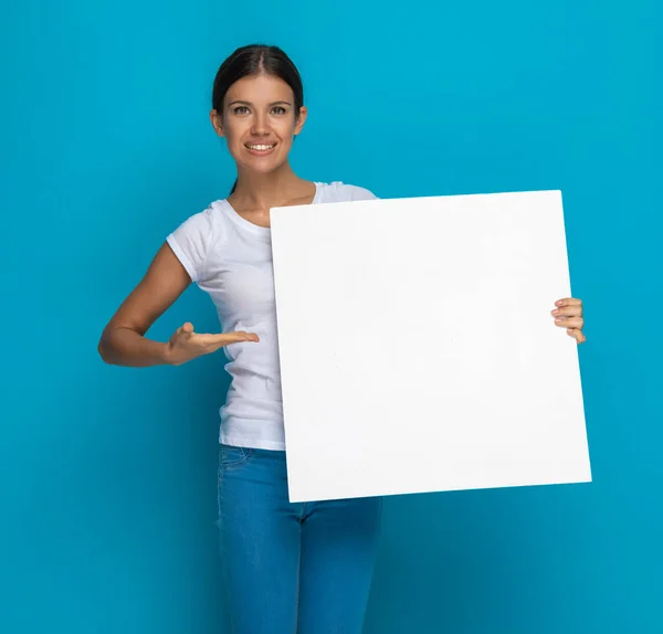 Young Casual Woman Presenting Her Blank Billboard Smile Blue Background — Stock Photo, Image