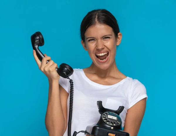 Mladá Ležérní Žena Mluví Telefonu Křičí Křičí Modrém Pozadí — Stock fotografie