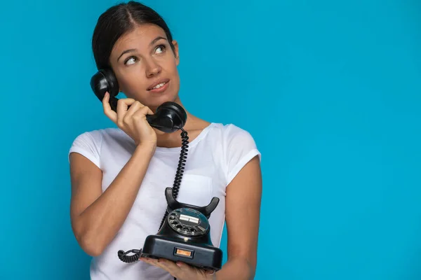 Sexig Casual Kvinna Talar Telefon Och Tänker Något Mot Blå — Stockfoto